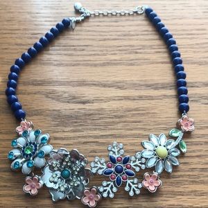 Flower stones necklace.